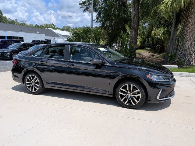 Used 2025 Volkswagen Jetta SE FWD image 3