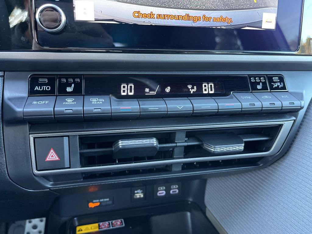 Used 2025 Toyota Camry SE image 12