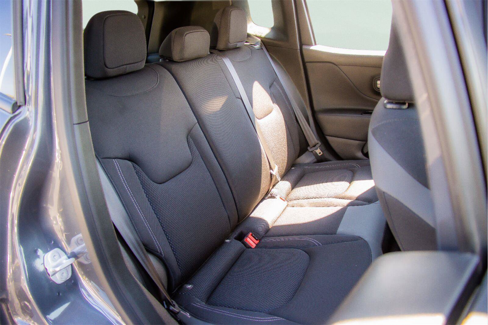 Used 2023 Jeep Renegade Latitude w/ Premium Group AWD/4WD image 8