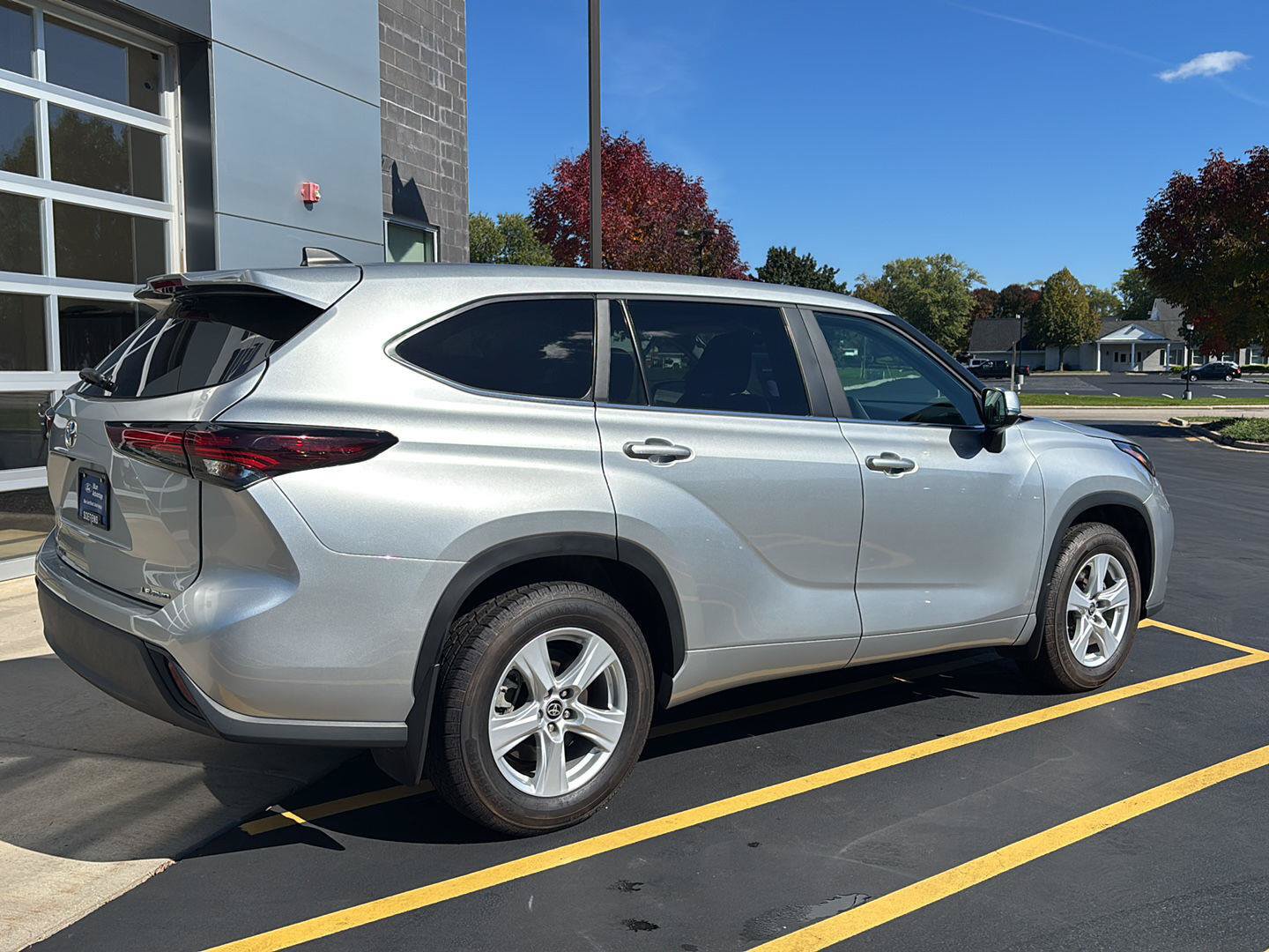 Used 2025 Toyota Highlander LE AWD/4WD image 6