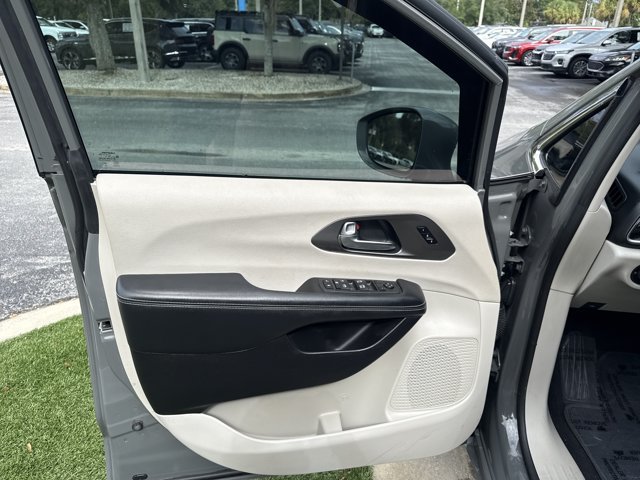Used 2022 Chrysler Pacifica Touring-L FWD image 11