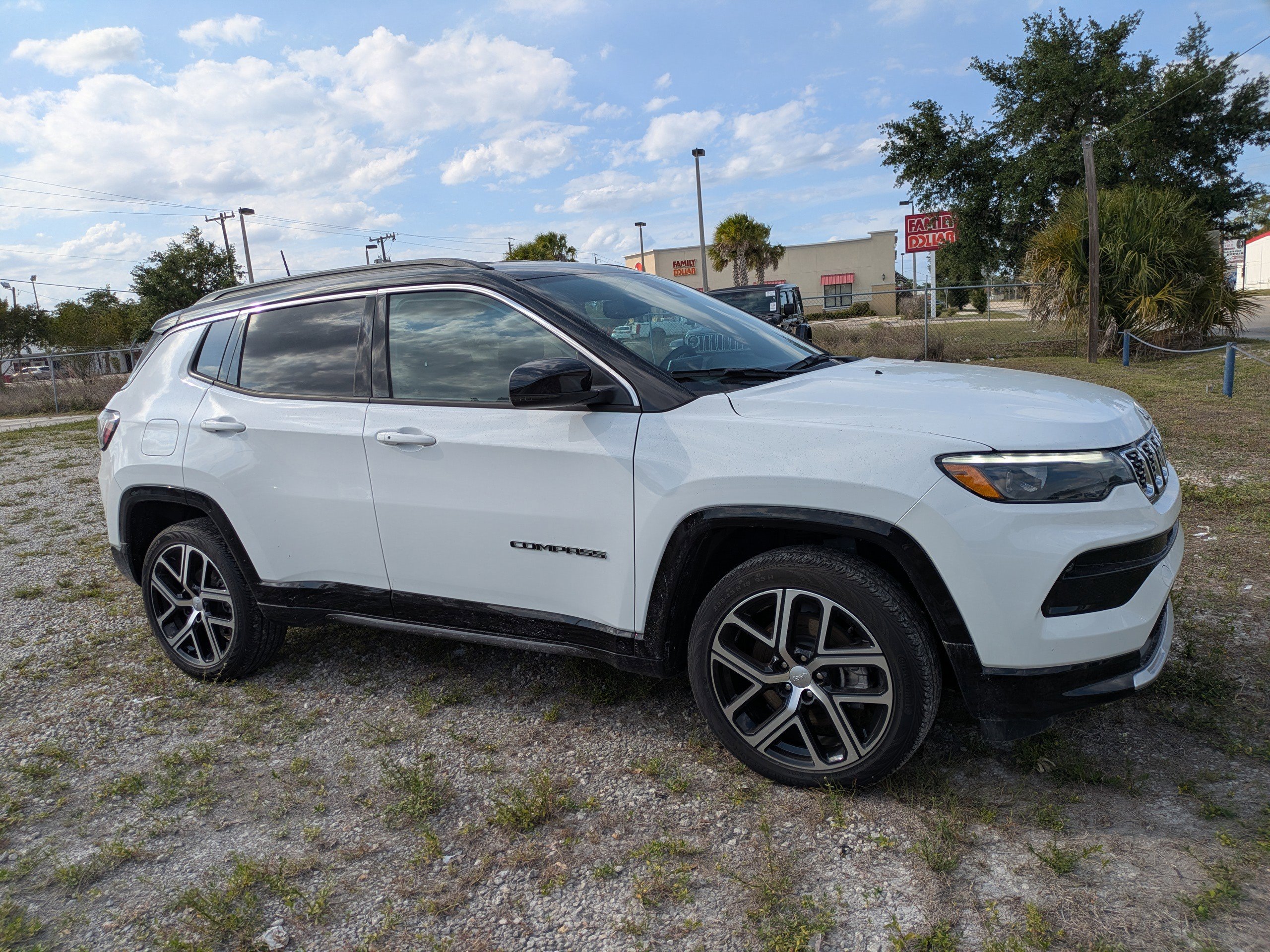 Used 2024 Jeep Compass Limited w/ Elite Group AWD/4WD image 2