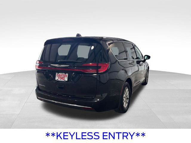 Used 2024 Chrysler Pacifica Touring-L FWD image 8