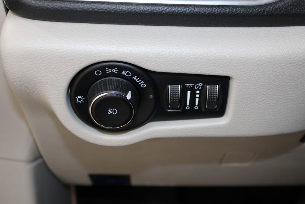 Used 2023 Chrysler Pacifica Limited FWD image 46