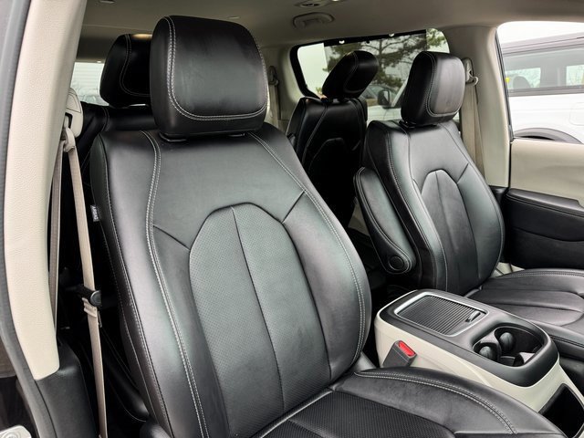 Used 2024 Chrysler Pacifica Touring-L image 20