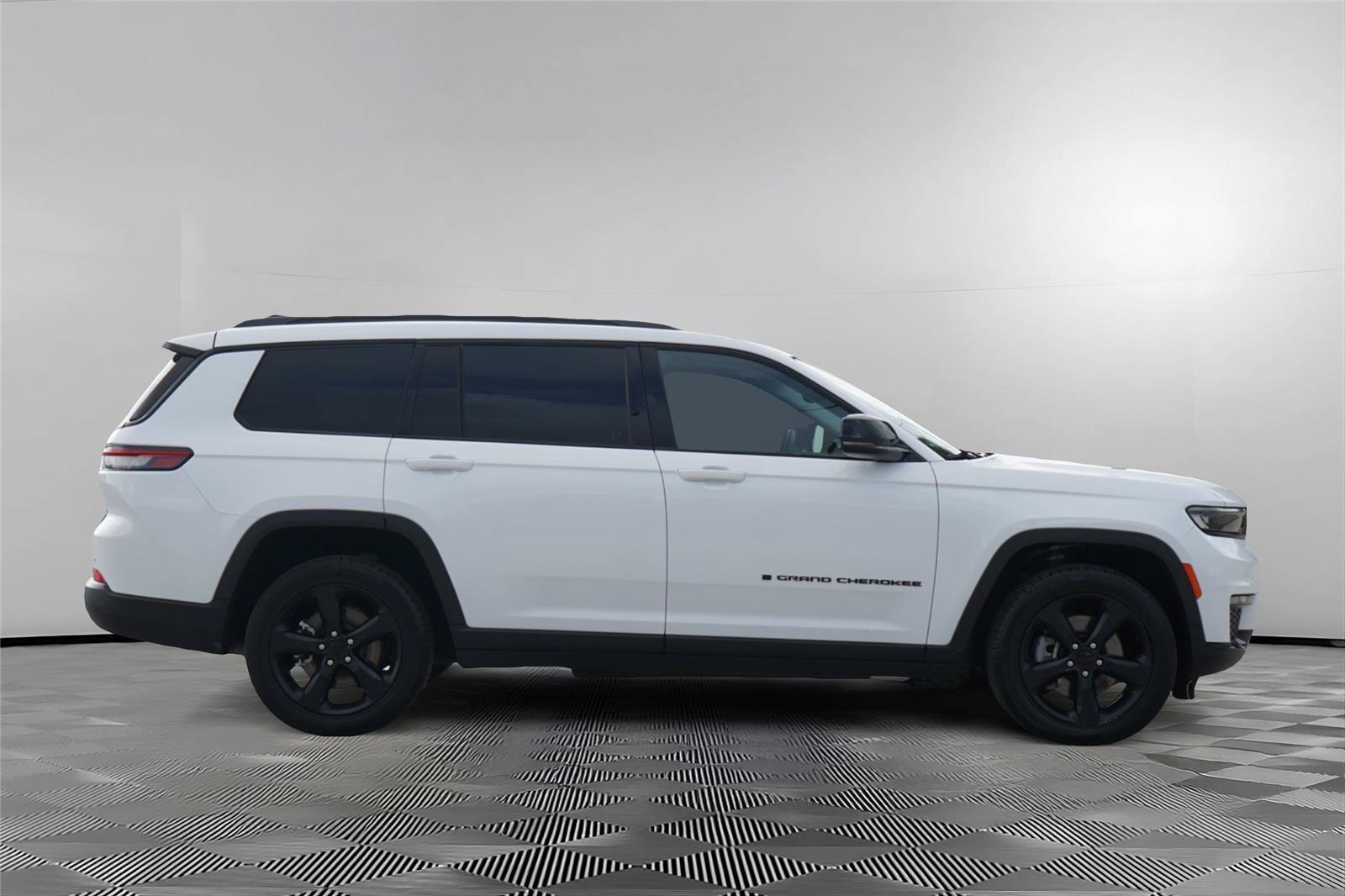 Used 2023 Jeep Grand Cherokee L Limited w/ Black Appearance Package RWD image 4