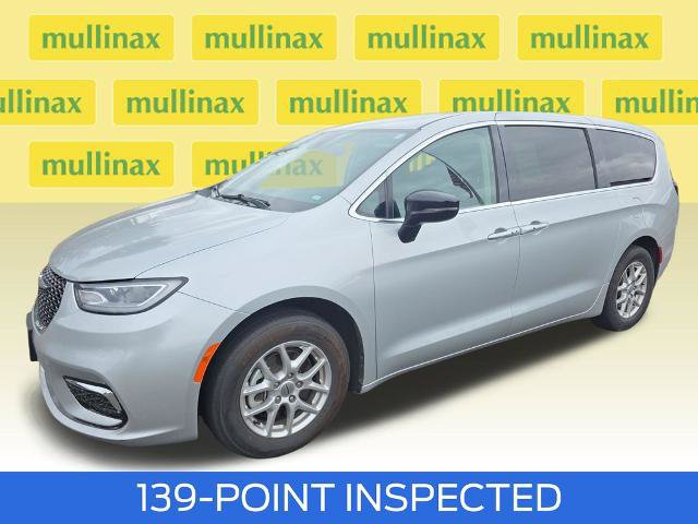 Used 2024 Chrysler Pacifica Touring-L FWD image 15