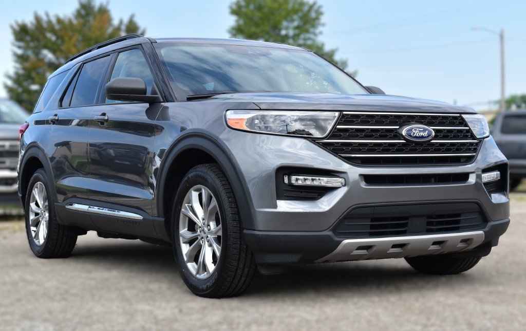 Certified 2024 Ford Explorer XLT w/ Equipment Group 202A AWD/4WD image 3