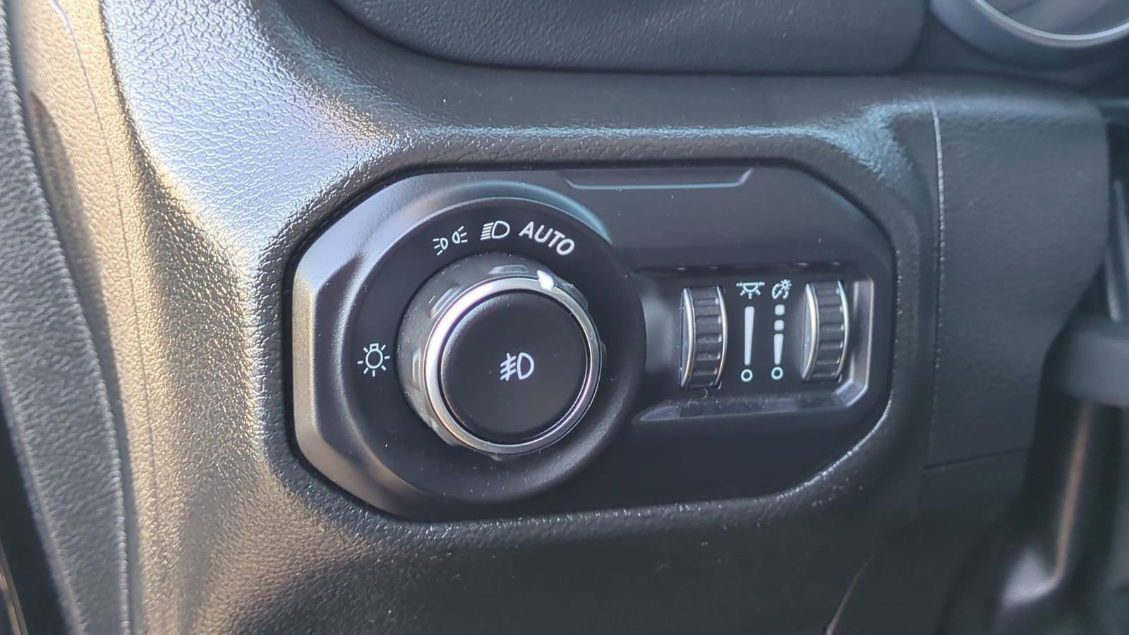 Used 2022 Jeep Wrangler Unlimited Sahara image 19