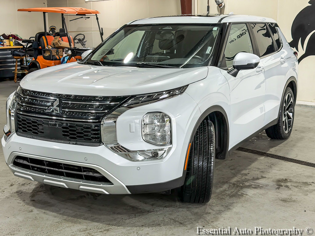 Used 2024 Mitsubishi Outlander SE AWD/4WD image 3