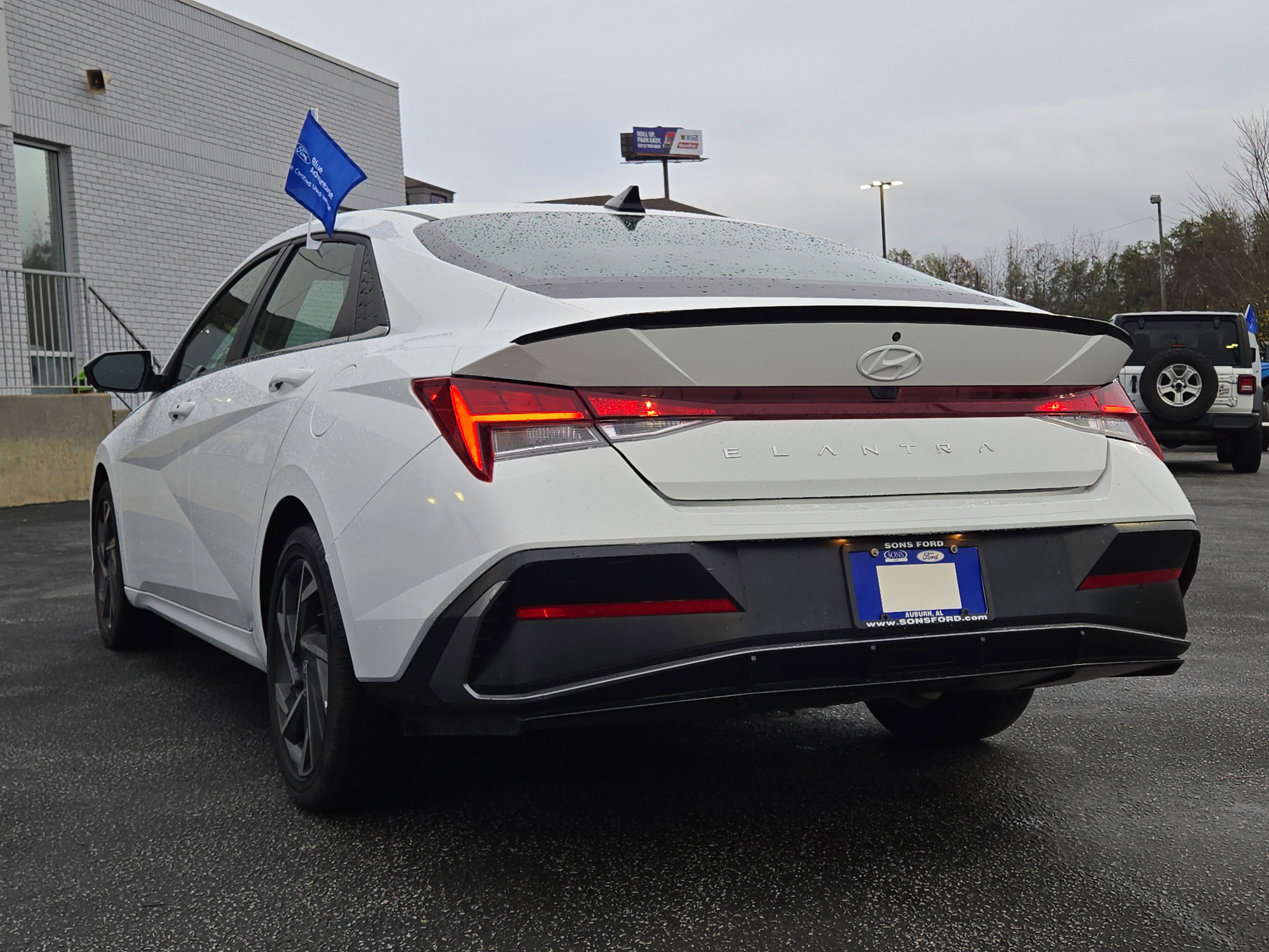 Used 2025 Hyundai Elantra SEL image 9