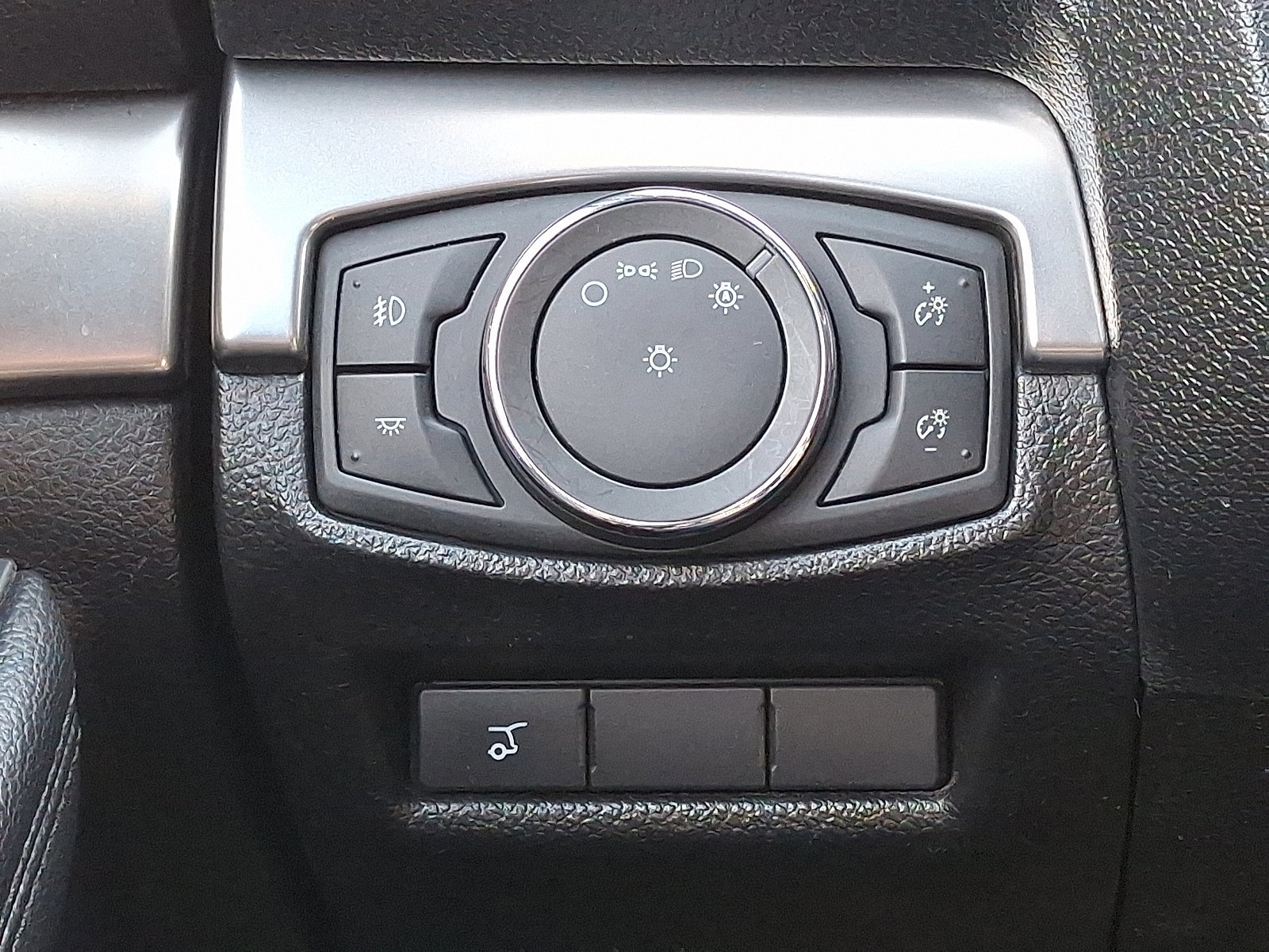 Certified 2018 Ford Explorer XLT w/ Equipment Group 202A image 26