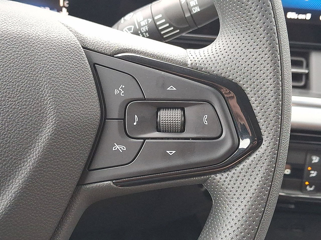 Used 2025 Chevrolet Trax LT FWD image 18