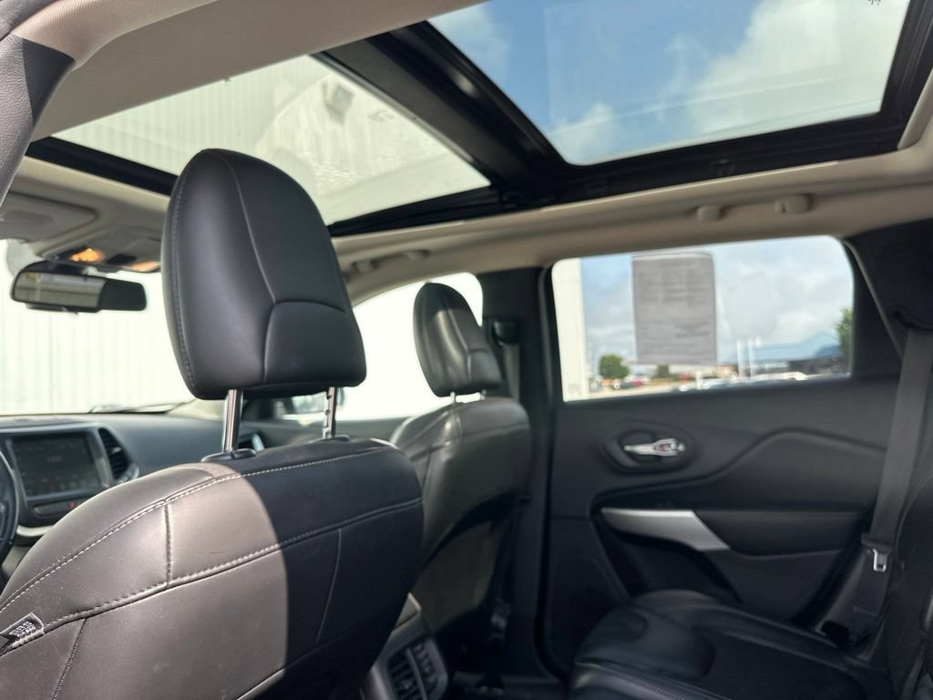 Used 2018 Jeep Cherokee Latitude Plus w/ Comfort/Convenience Group AWD/4WD image 19
