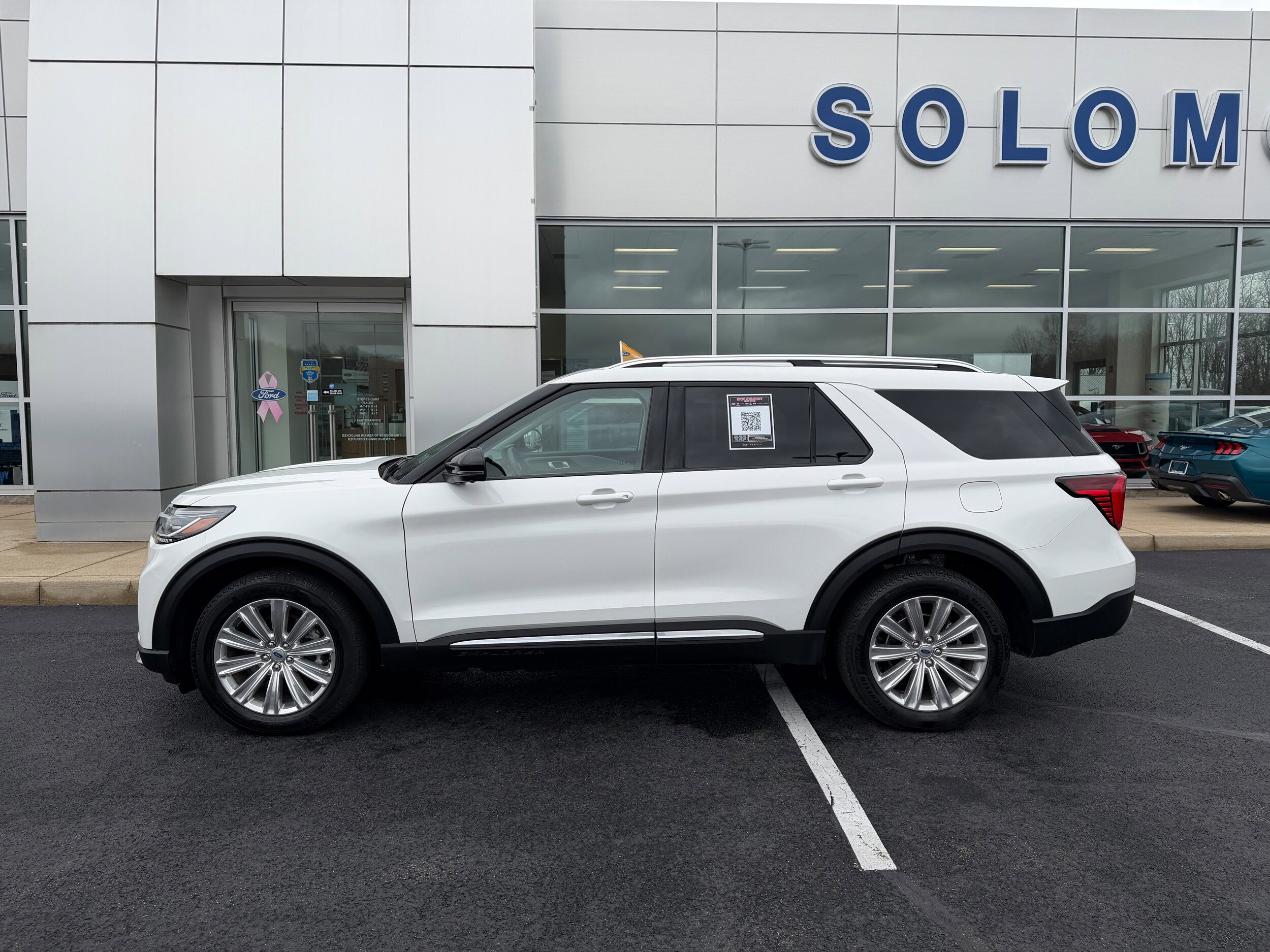 Certified 2025 Ford Explorer Platinum w/ LUX Leather Package AWD/4WD image 9
