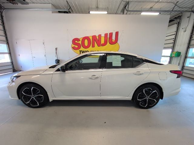 Used 2023 Nissan Altima 2.5 SR AWD/4WD image 2