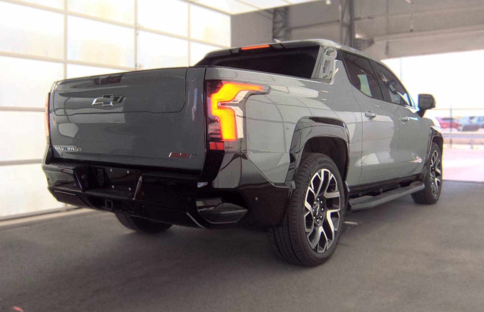 Used 2025 Chevrolet Silverado EV RST AWD/4WD image 7