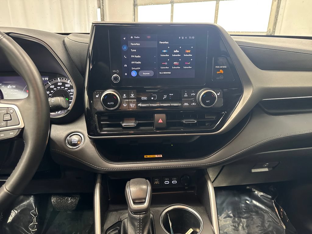 Used 2023 Toyota Highlander XLE AWD/4WD image 18