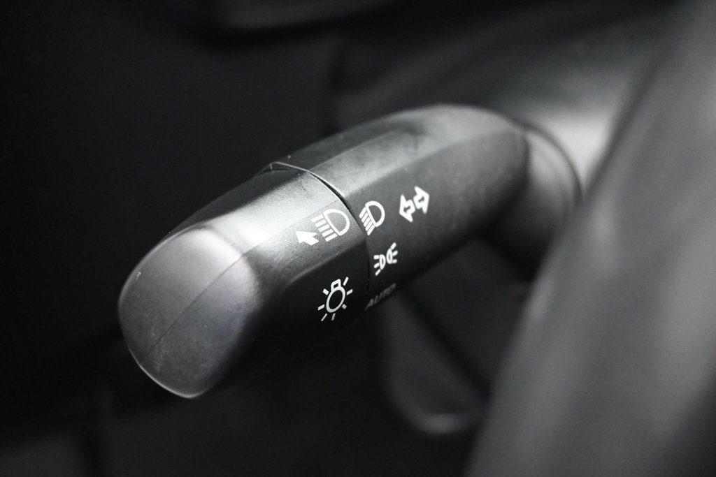 Used 2025 Toyota Corolla SE w/ SE Premium Package FWD image 11
