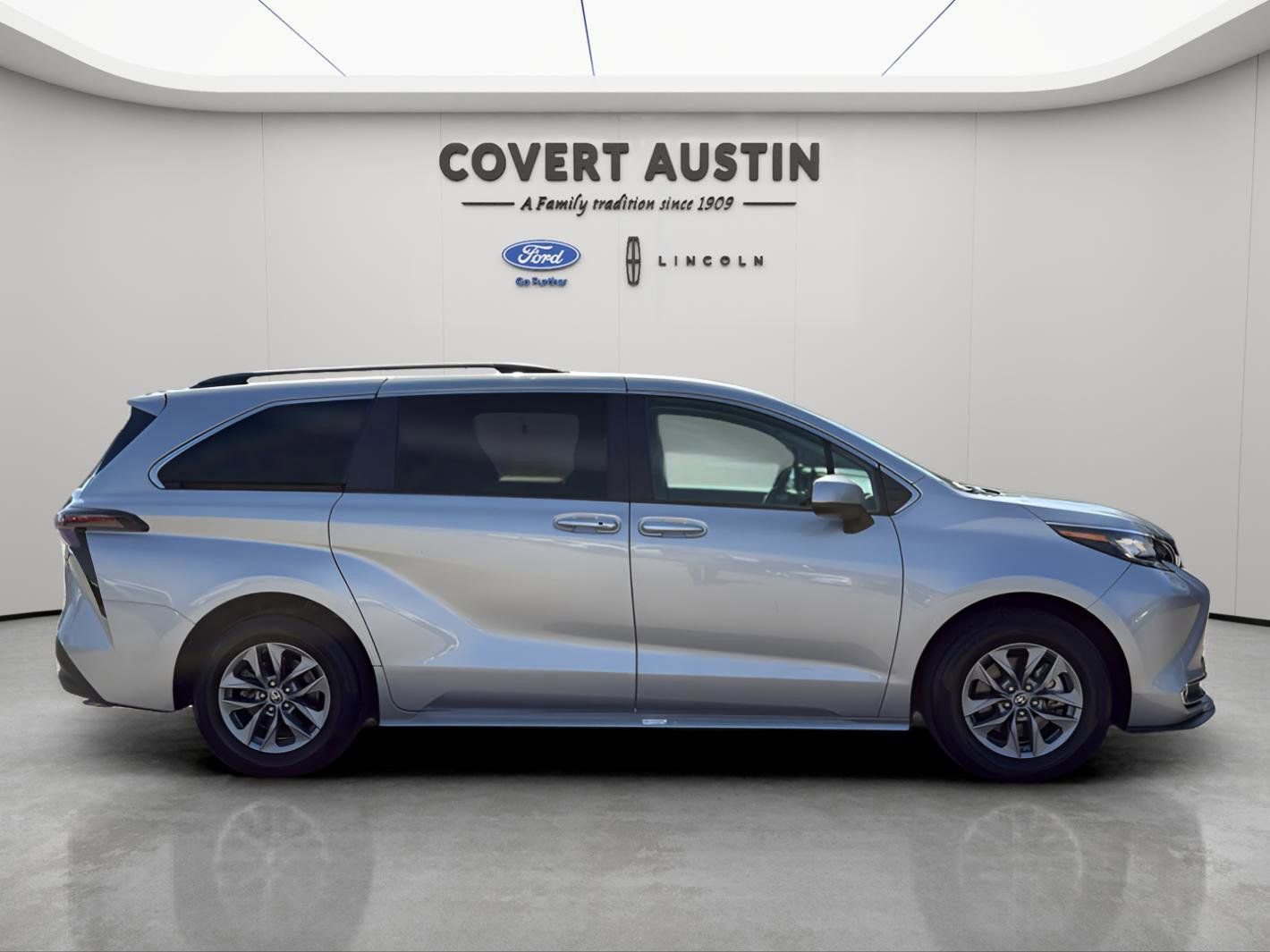 Used 2023 Toyota Sienna XLE image 6