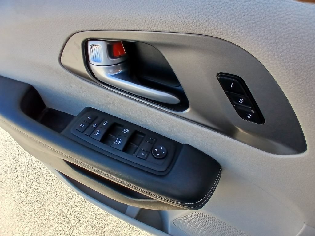Used 2024 Chrysler Pacifica Touring-L FWD image 11