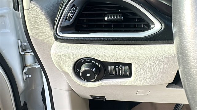 Used 2018 Chrysler Pacifica Touring-L image 16