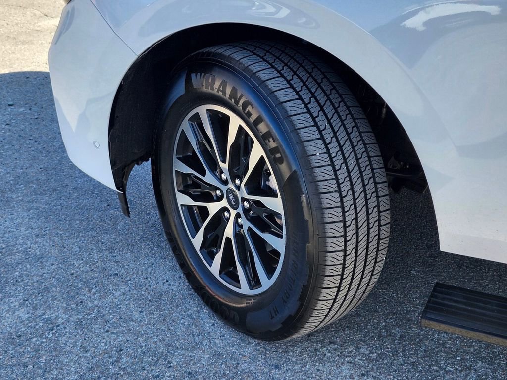 Certified 2025 Ford Expedition Platinum image 38