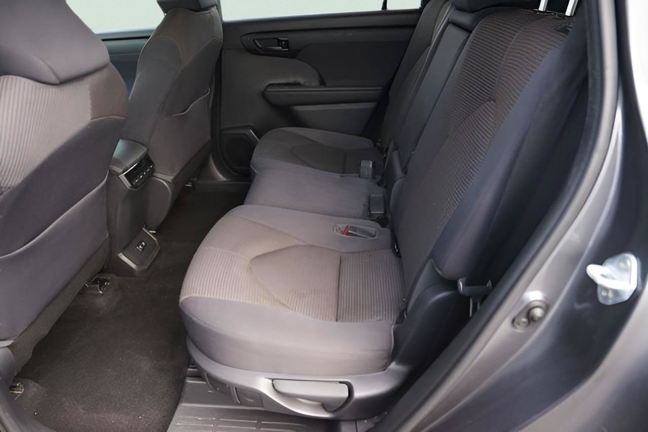 Used 2021 Toyota Highlander L FWD image 12