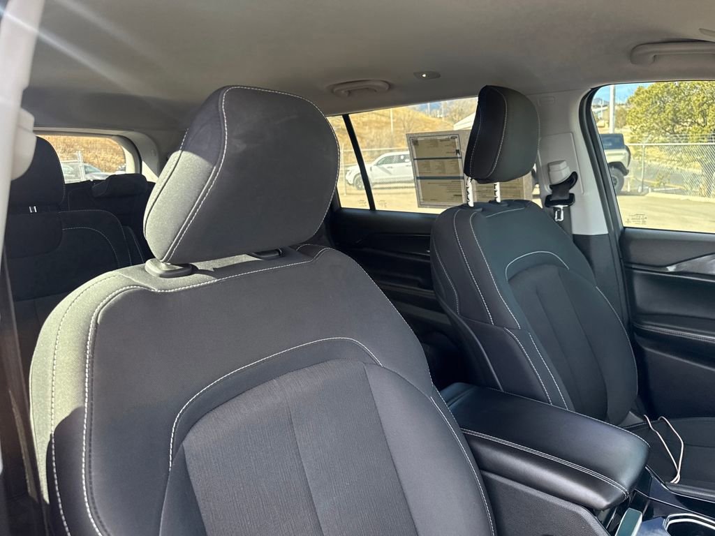 Used 2023 Jeep Grand Cherokee L Laredo image 36