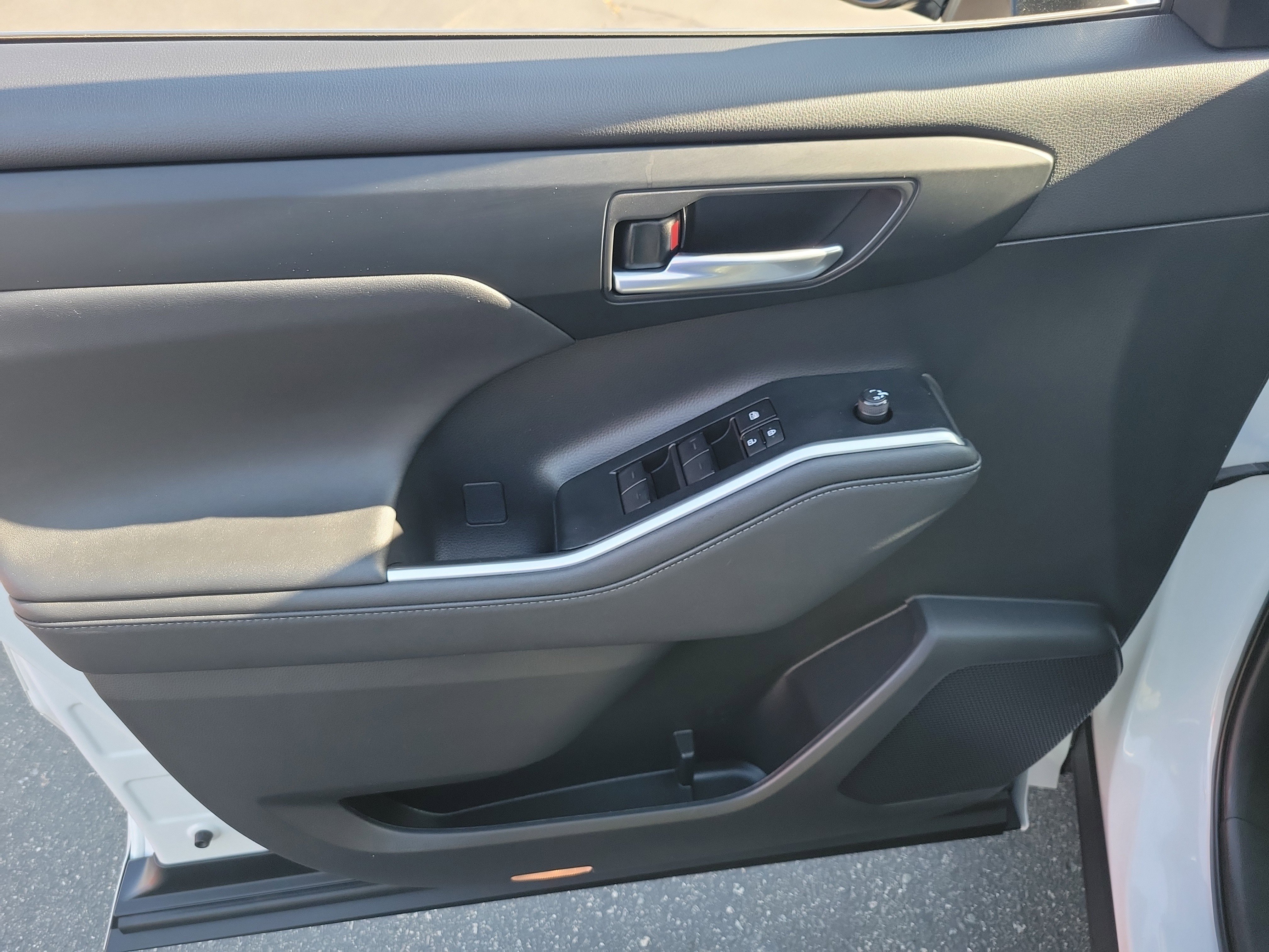 Used 2023 Toyota Highlander XLE FWD image 10