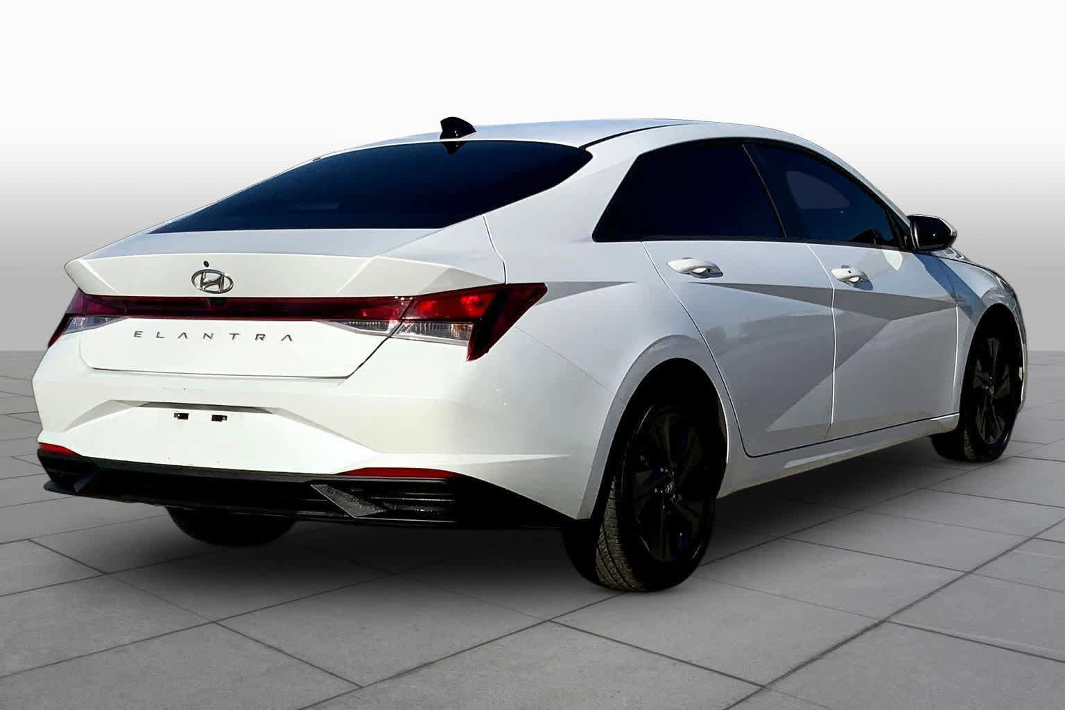 Used 2022 Hyundai Elantra SEL w/ Cargo Package image 4