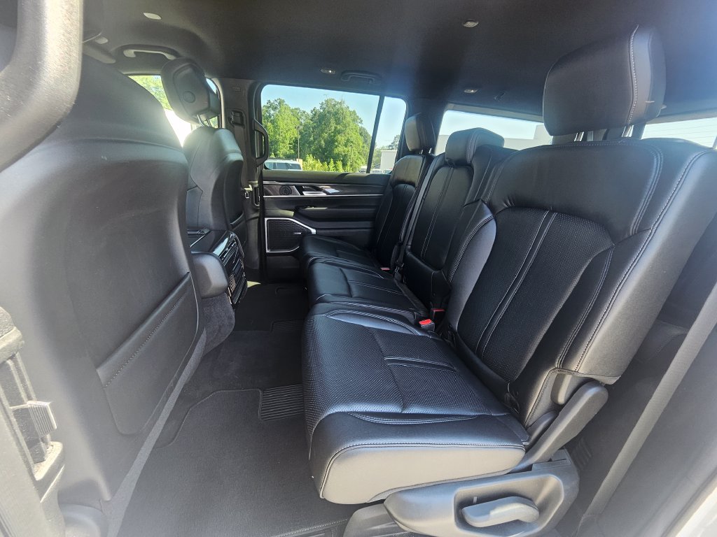 Used 2023 Jeep Wagoneer 4WD image 11