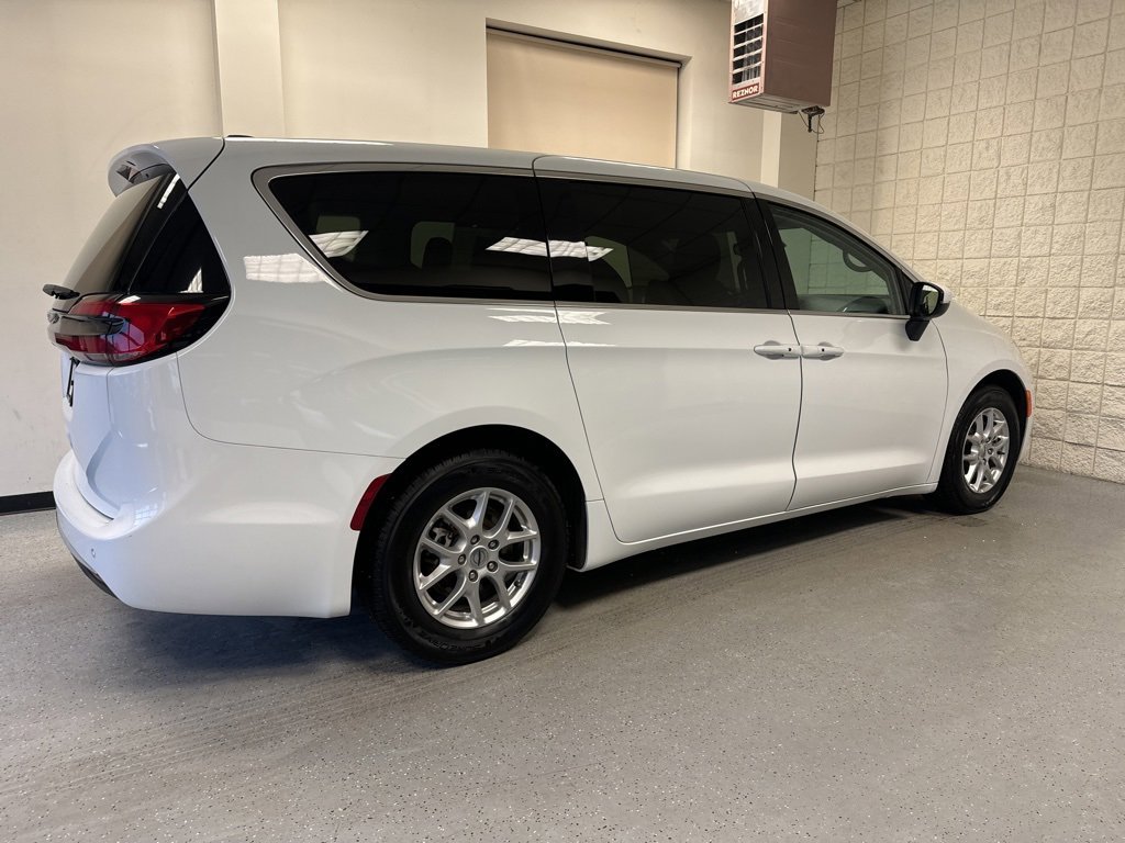 Used 2023 Chrysler Pacifica Touring-L image 49