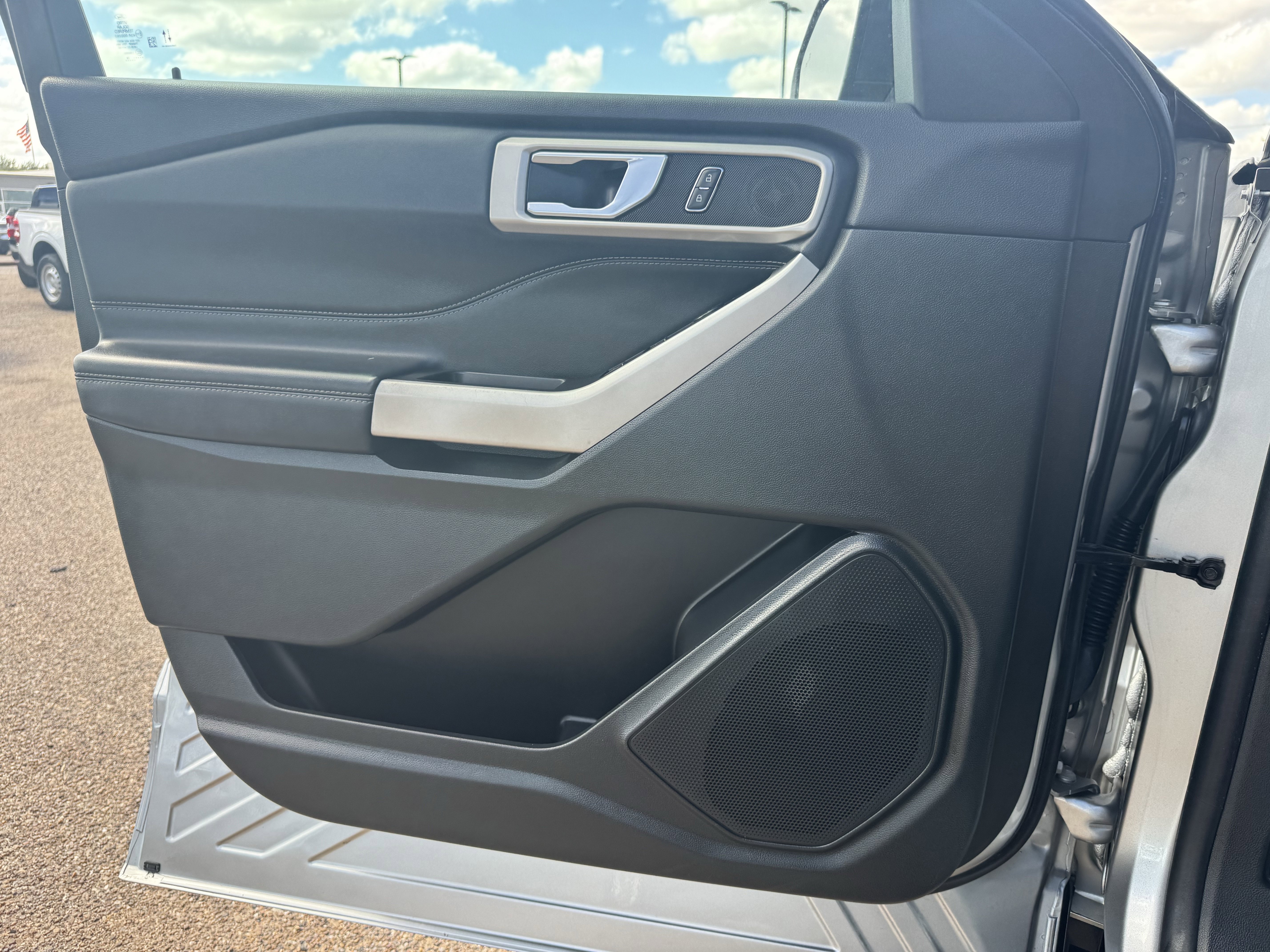 Certified 2024 Ford Explorer XLT RWD image 18
