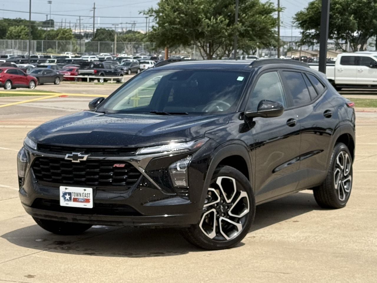 Used 2024 Chevrolet Trax RS w/ Sunroof Package FWD image 2