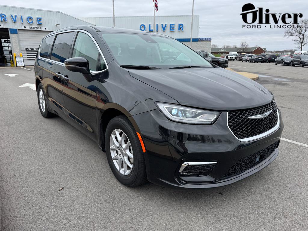 Used 2023 Chrysler Pacifica Touring-L FWD image 1