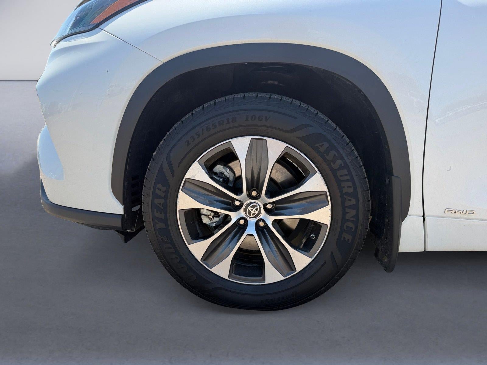 Used 2021 Toyota Highlander XLE AWD/4WD image 17