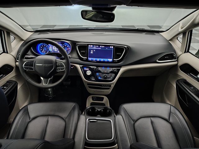 Used 2024 Chrysler Pacifica Touring-L FWD image 2