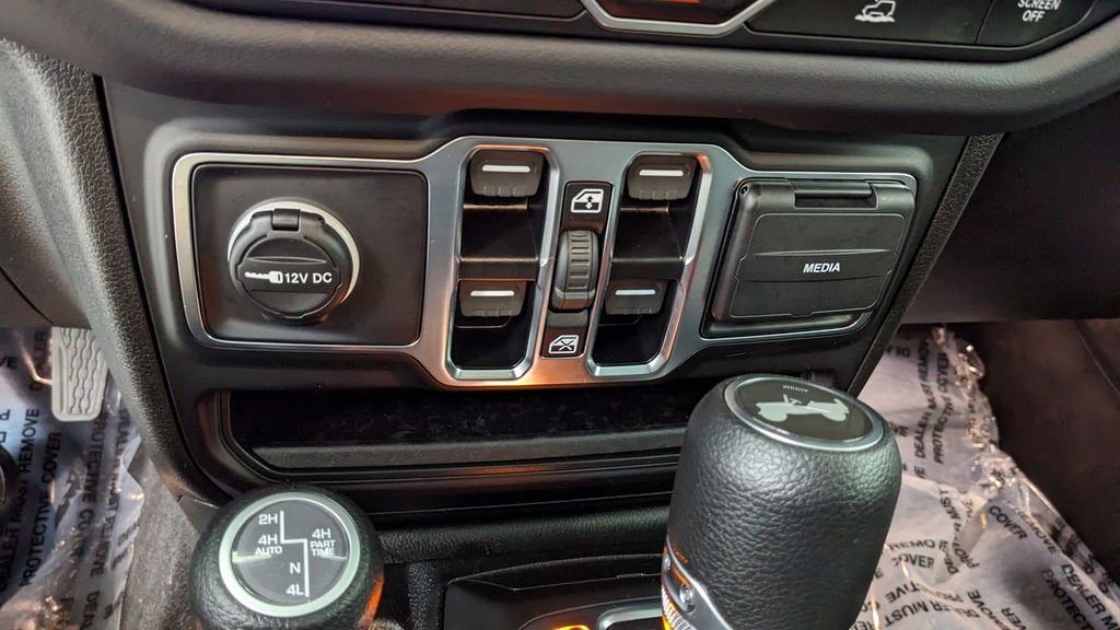 Used 2025 Jeep Wrangler Unlimited Sahara AWD/4WD image 26