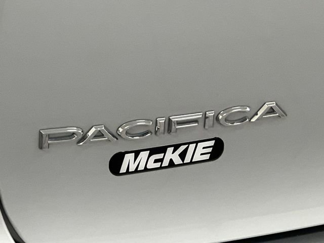 Used 2024 Chrysler Pacifica Touring-L FWD image 18