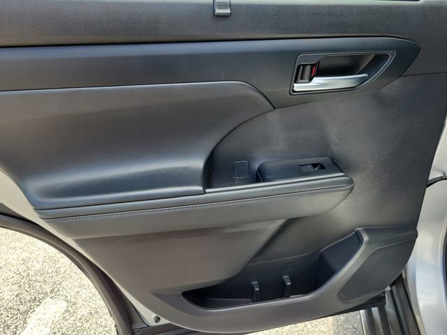 Used 2022 Toyota Highlander XLE image 7