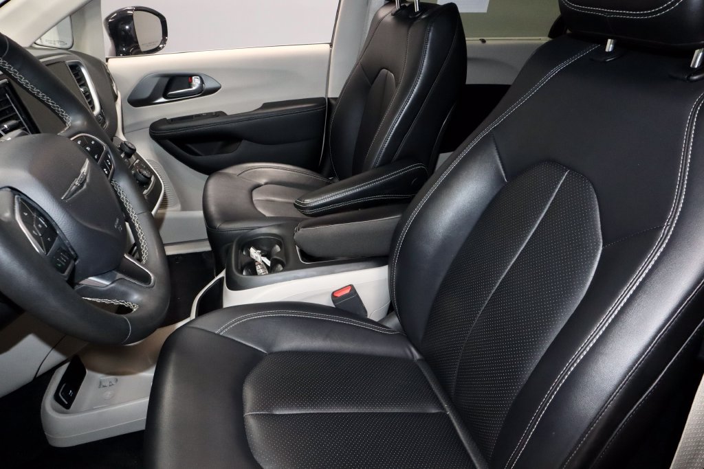 Used 2024 Chrysler Pacifica Touring-L FWD image 23