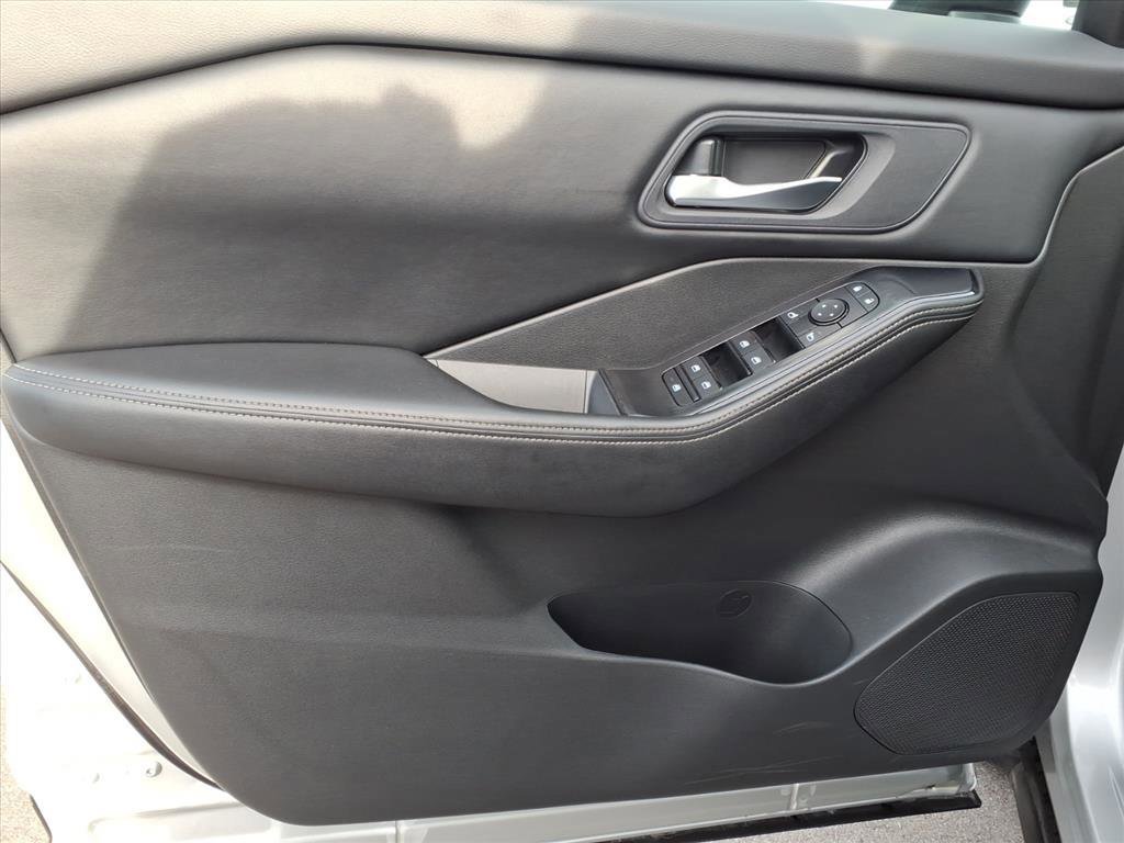 Used 2024 Nissan Rogue SV image 12