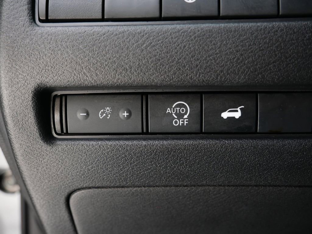 Used 2025 Nissan Rogue SV AWD/4WD image 16