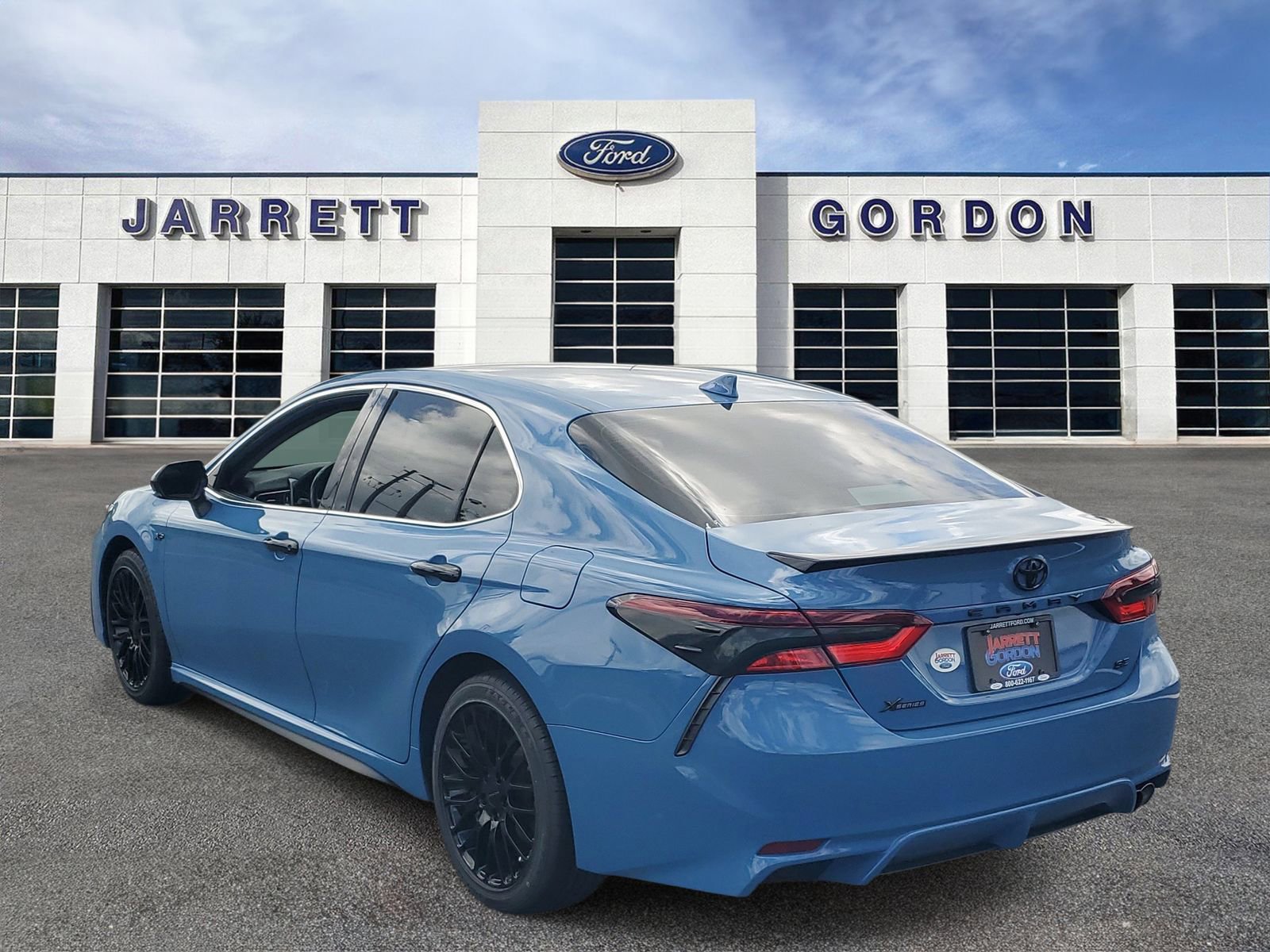 Used 2023 Toyota Camry SE FWD image 3
