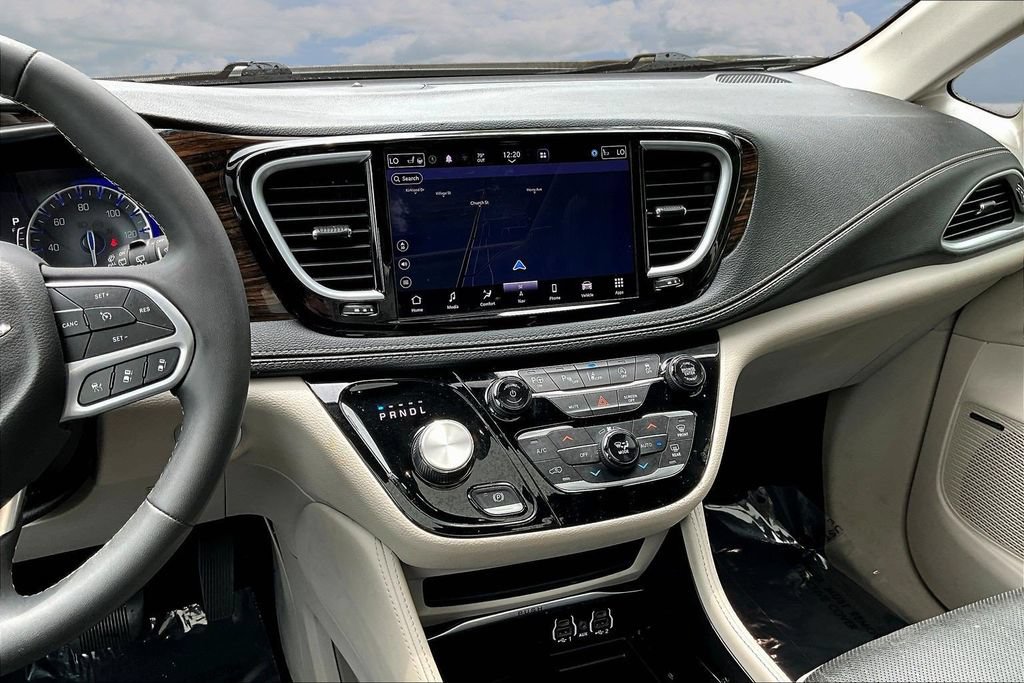Used 2022 Chrysler Pacifica Limited AWD/4WD image 11