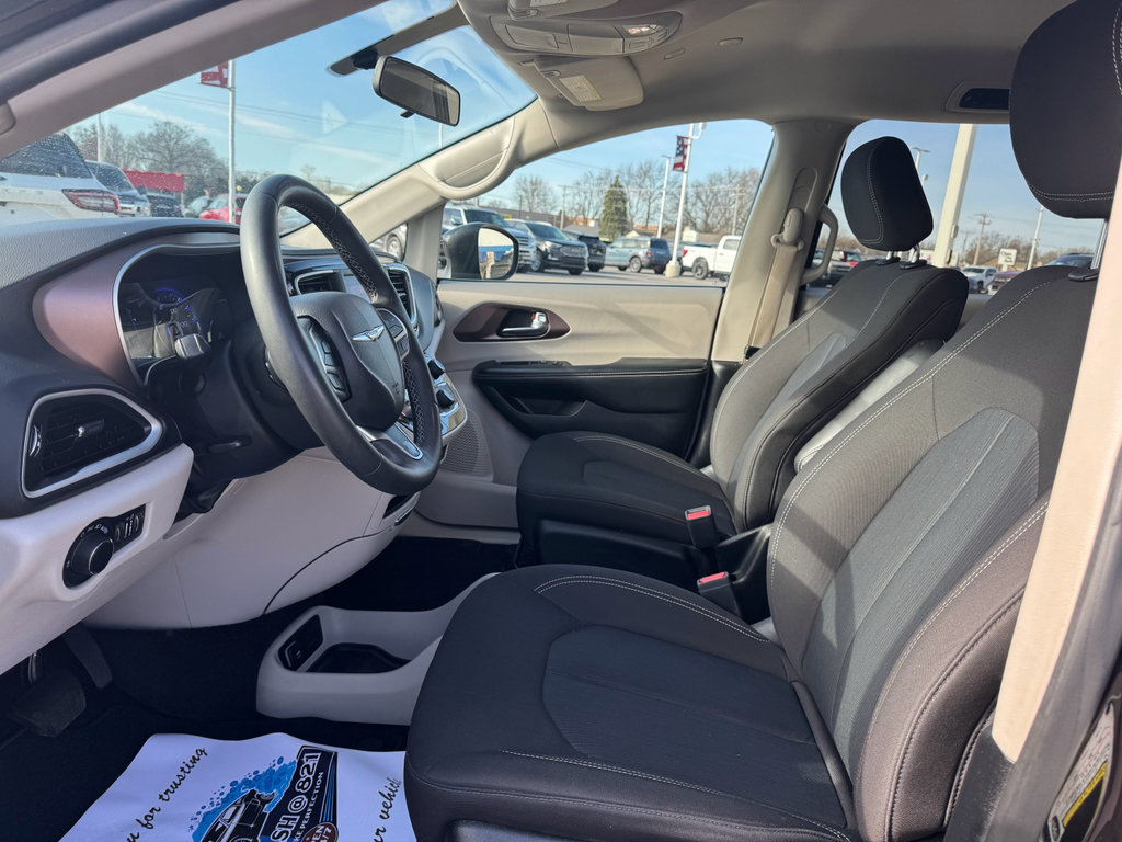 Used 2022 Chrysler Voyager LX FWD image 27
