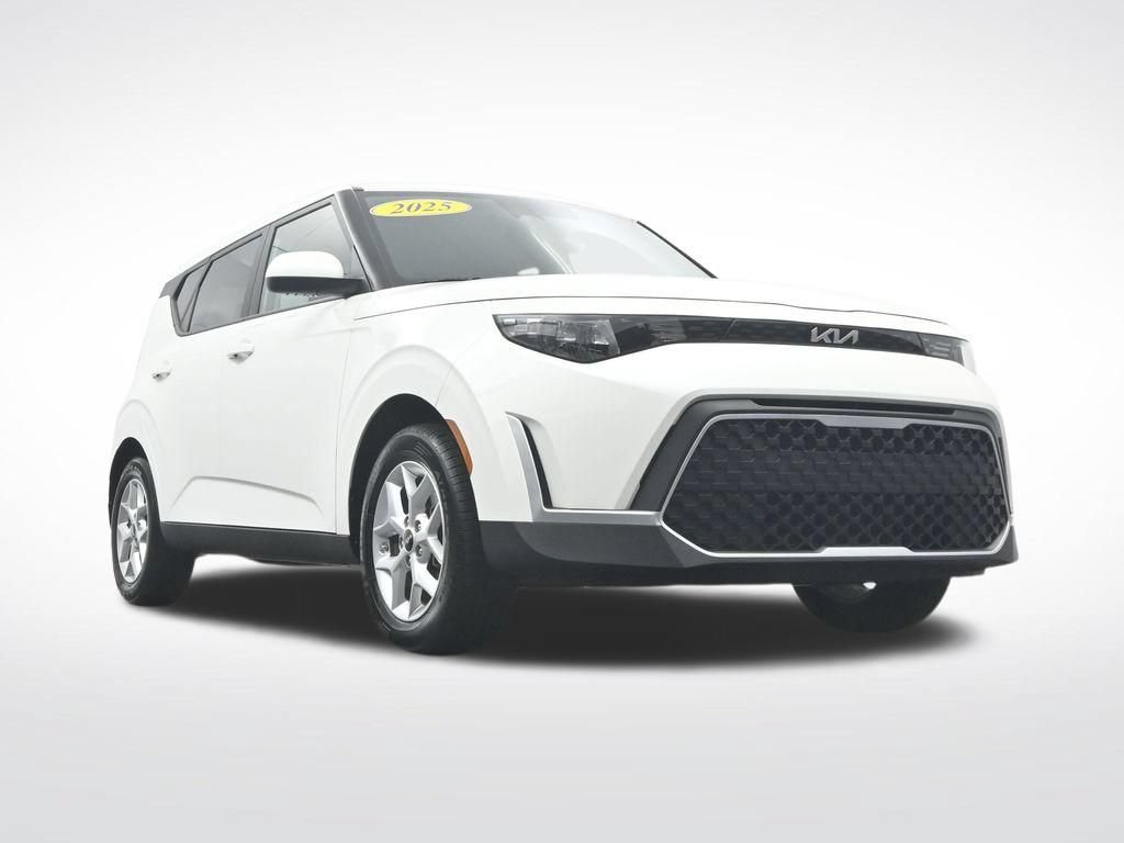 Used 2025 Kia Soul LX w/ LX Technology Package FWD image 33