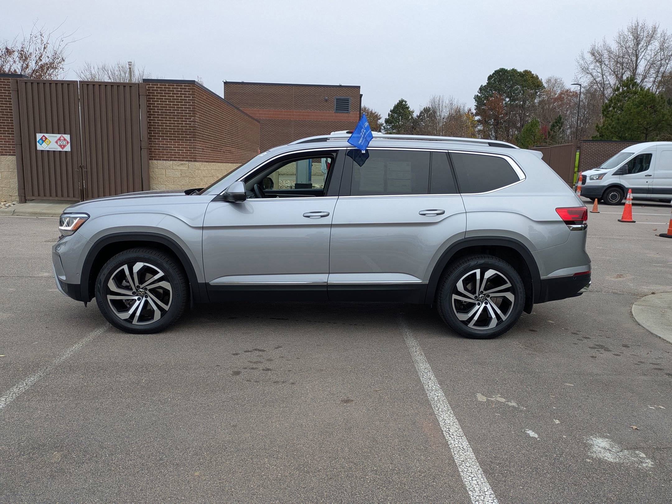 Used 2021 Volkswagen Atlas SEL Premium image 3