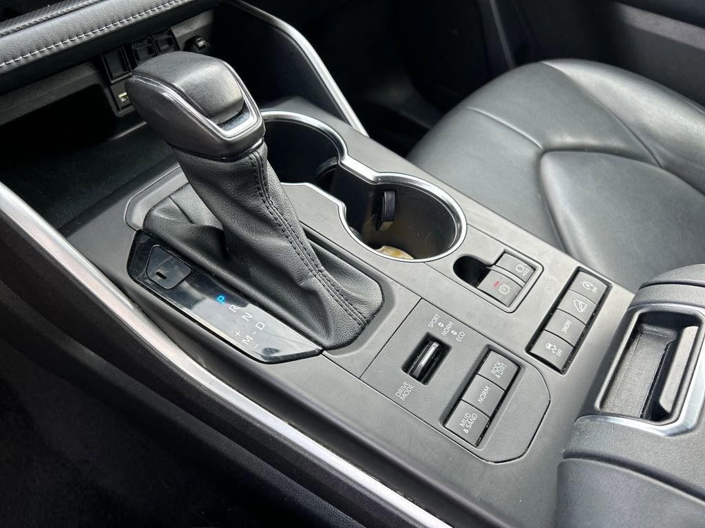 Used 2021 Toyota Highlander XLE AWD/4WD image 22